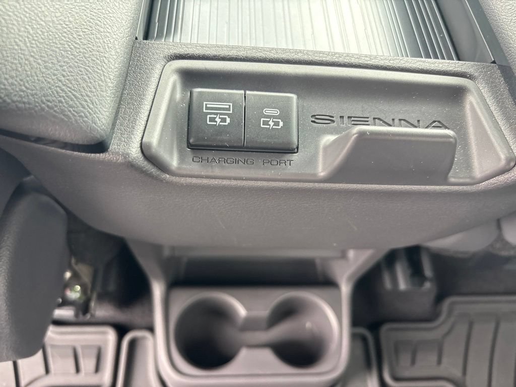 Used 2021 Toyota Sienna XSE FWD image 26