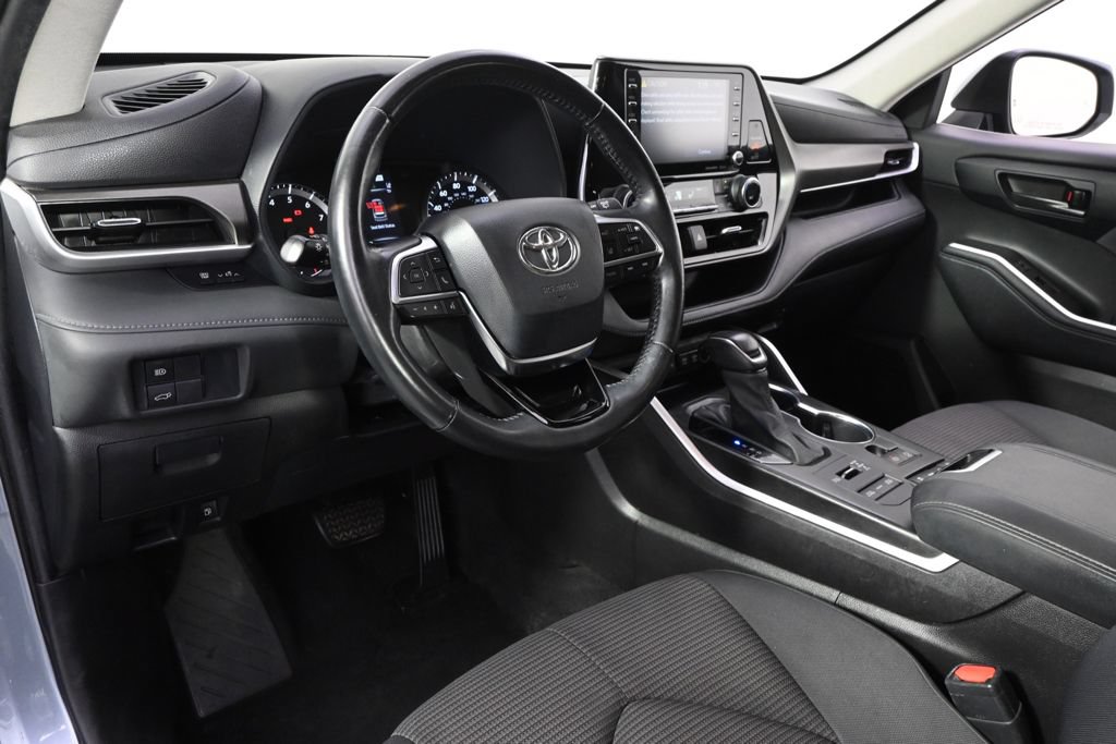 Used 2021 Toyota Highlander LE AWD/4WD image 12