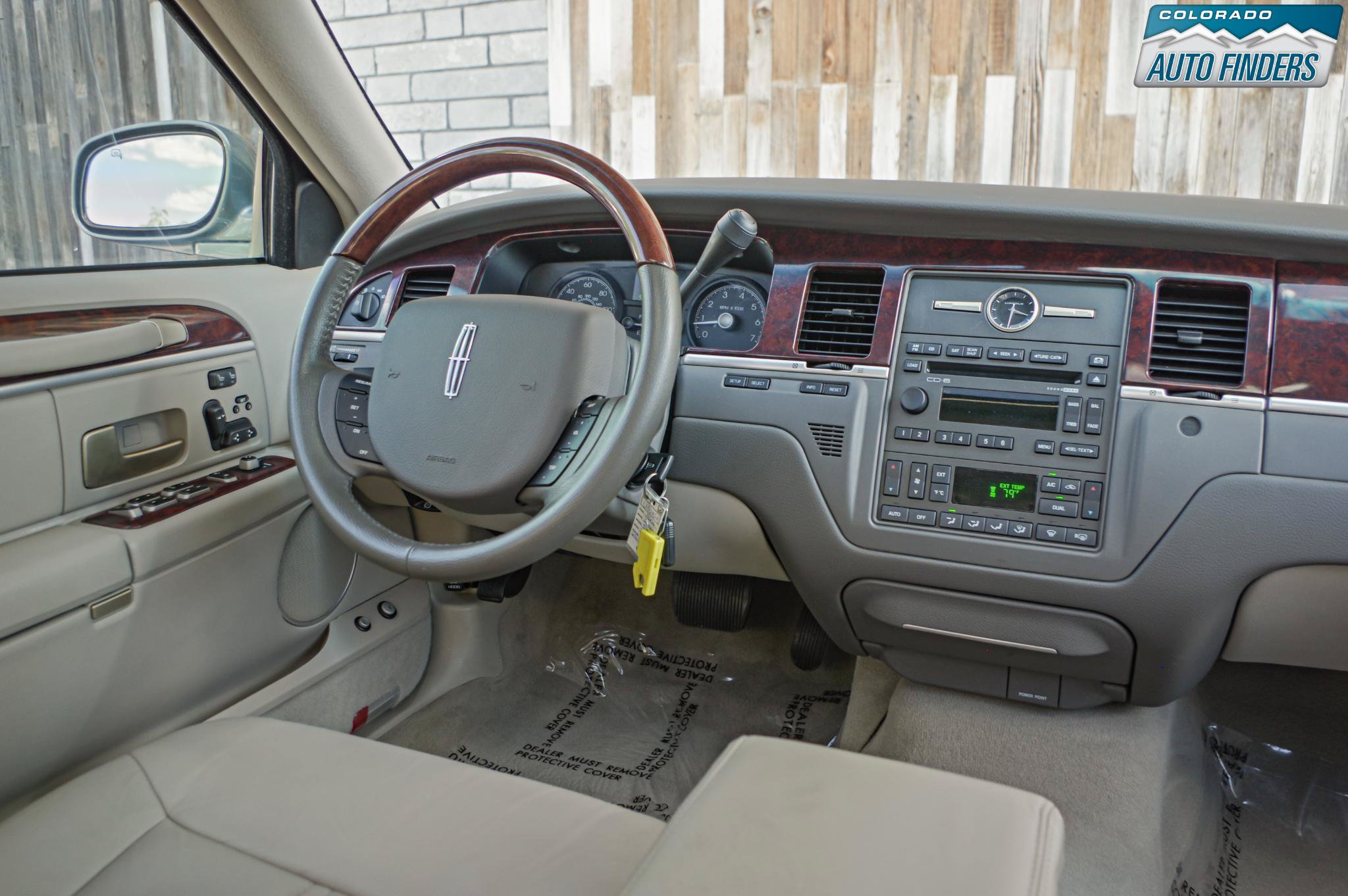 Used 2006 Lincoln Town Car Signature Limited RWD image 15