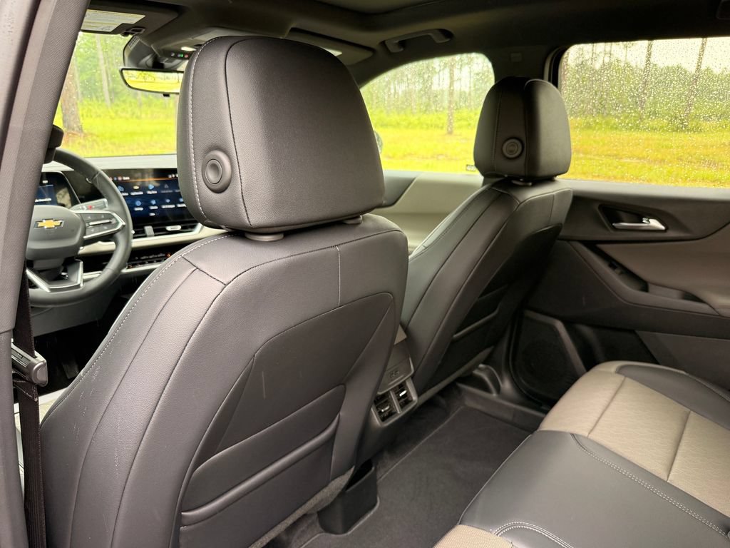 New 2027 Chevrolet Equinox LT w/ Convenience Package II FWD image 23