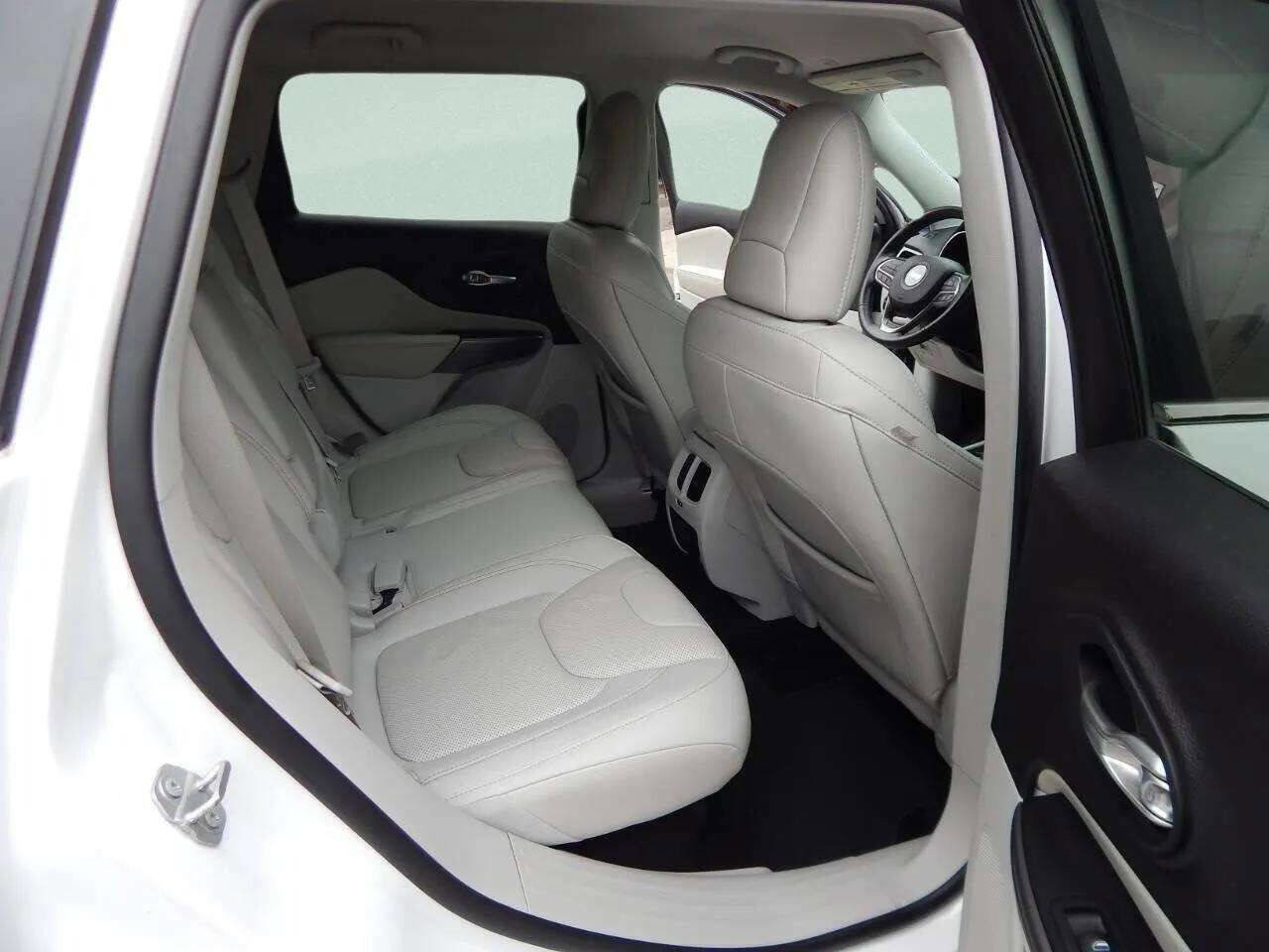 Used 2020 Jeep Cherokee Limited w/ Technology Group image 28