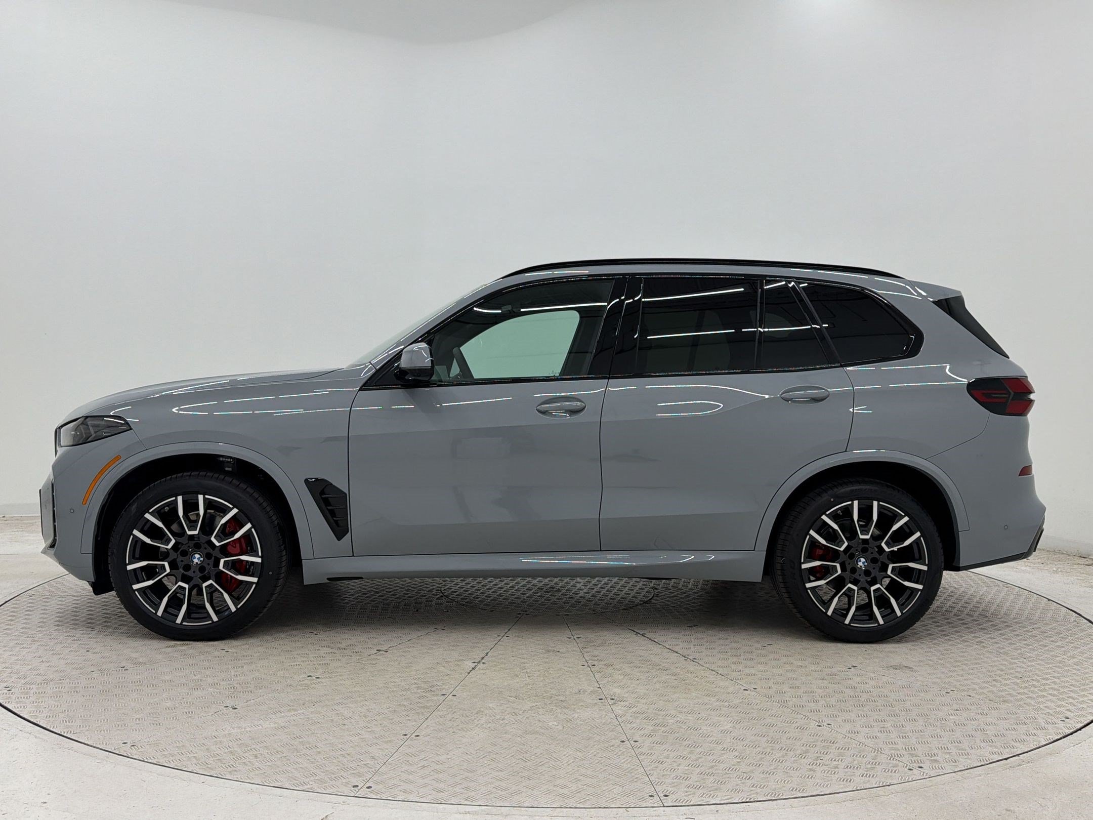 New 2026 BMW X5 xDrive40i w/ M Sport Package AWD/4WD image 2