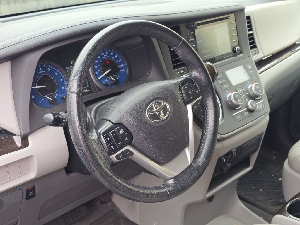 Used 2020 Toyota Sienna XLE w/ XLE Navigation Package FWD image 10