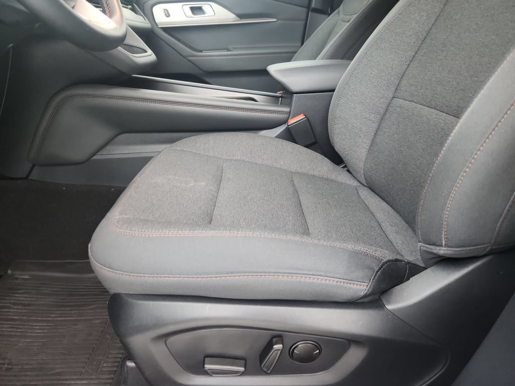 Used 2025 Ford Explorer Active AWD/4WD image 21