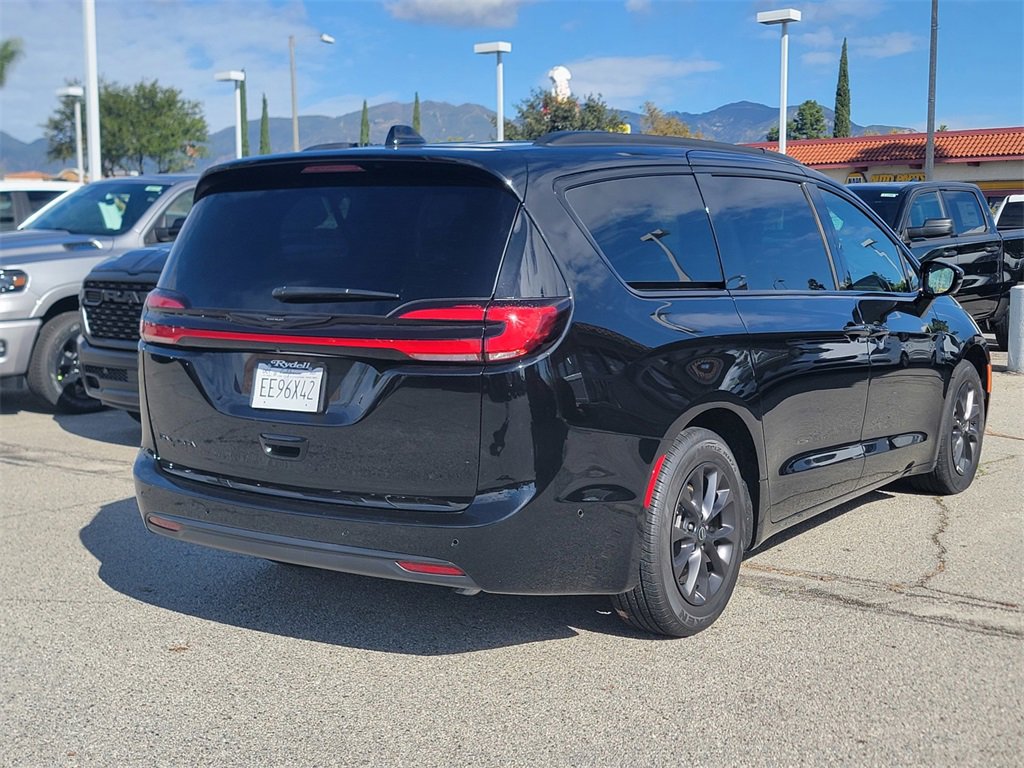 New 2025 Chrysler Pacifica Select w/ Fav Edition Package image 4
