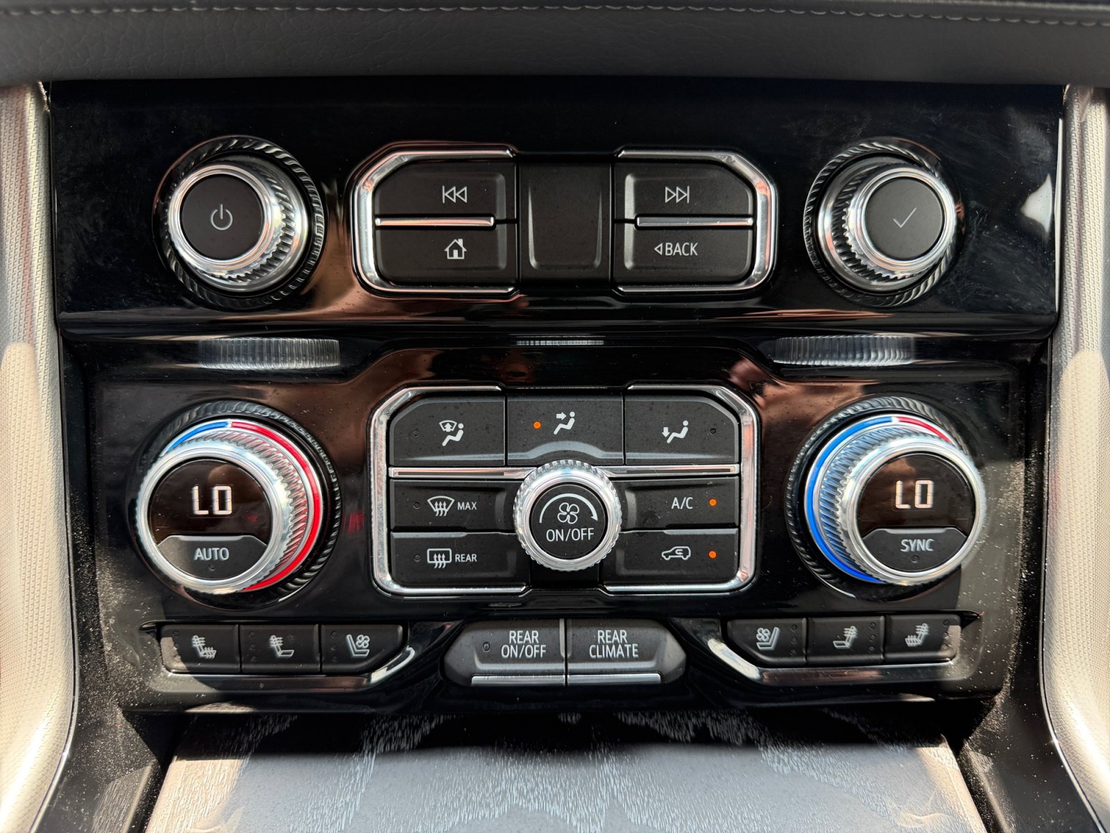 Used 2023 GMC Yukon XL Denali AWD/4WD image 15
