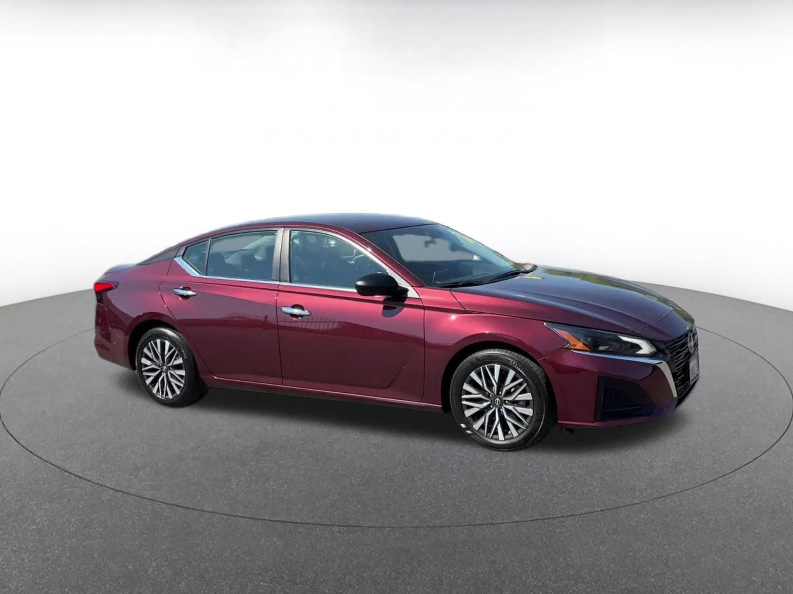 Used 2024 Nissan Altima 2.5 SV FWD image 2