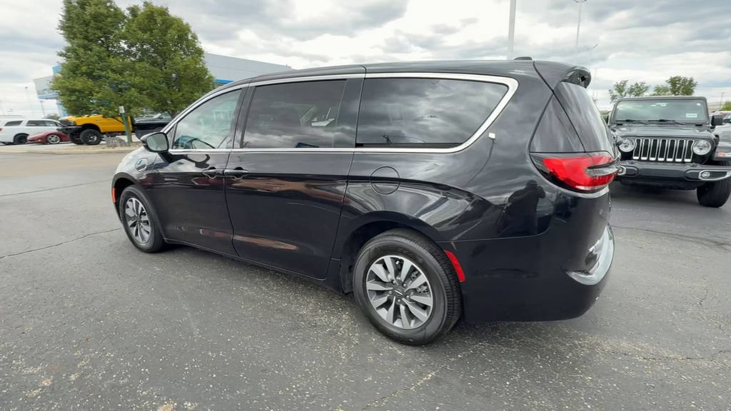 Used 2024 Chrysler Pacifica Limited FWD image 6