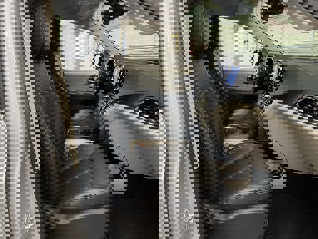 Used 2024 Chrysler Pacifica Touring-L image 18