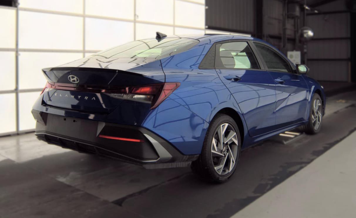 Used 2025 Hyundai Elantra Sport FWD image 6