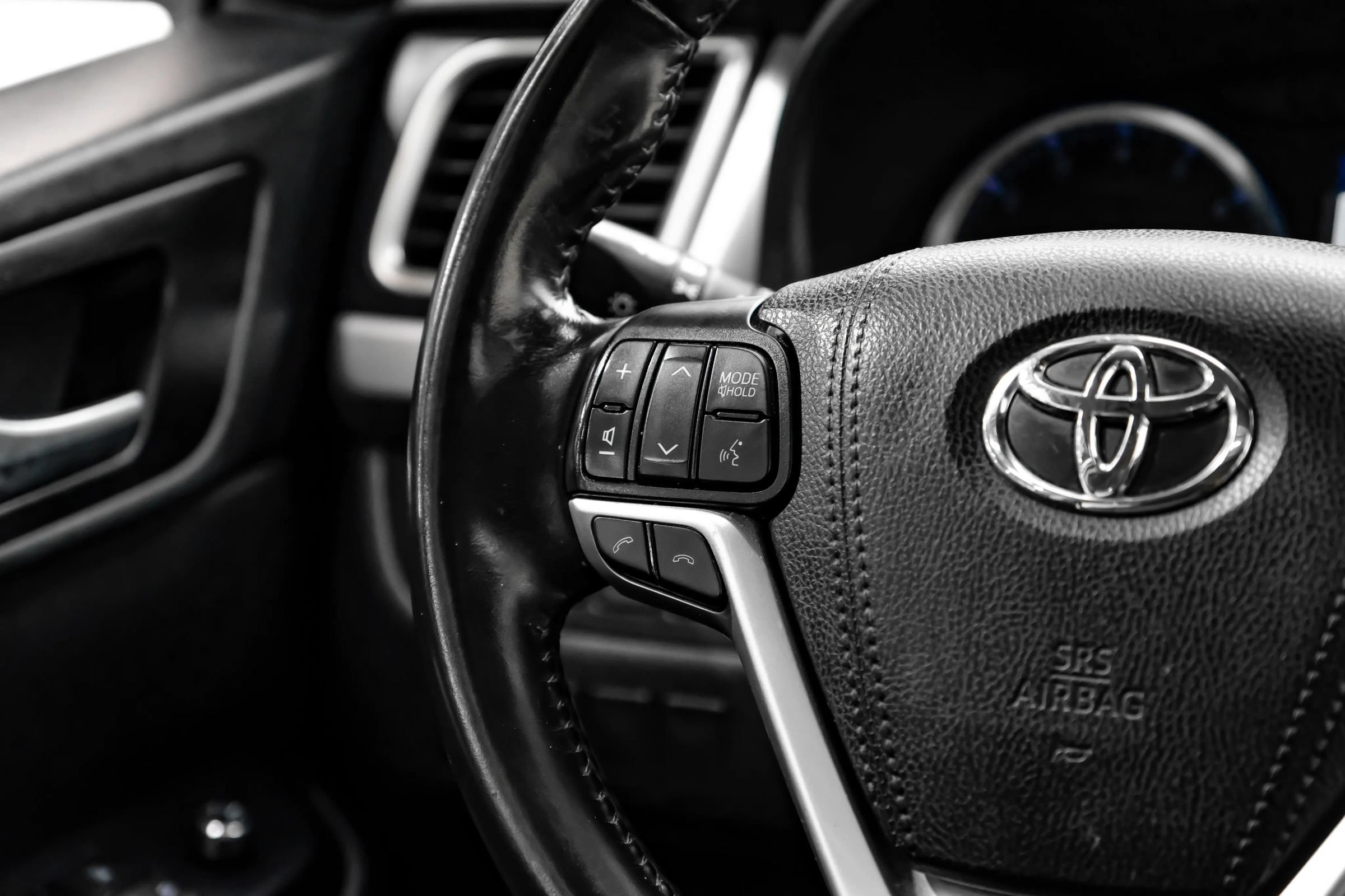 Used 2019 Toyota Highlander XLE FWD image 17