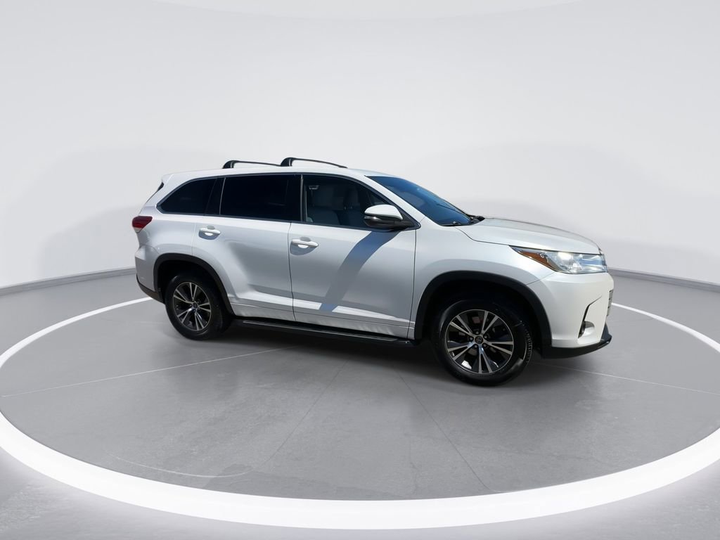 Used 2017 Toyota Highlander LE w/ Carpet Mat Package FWD image 16