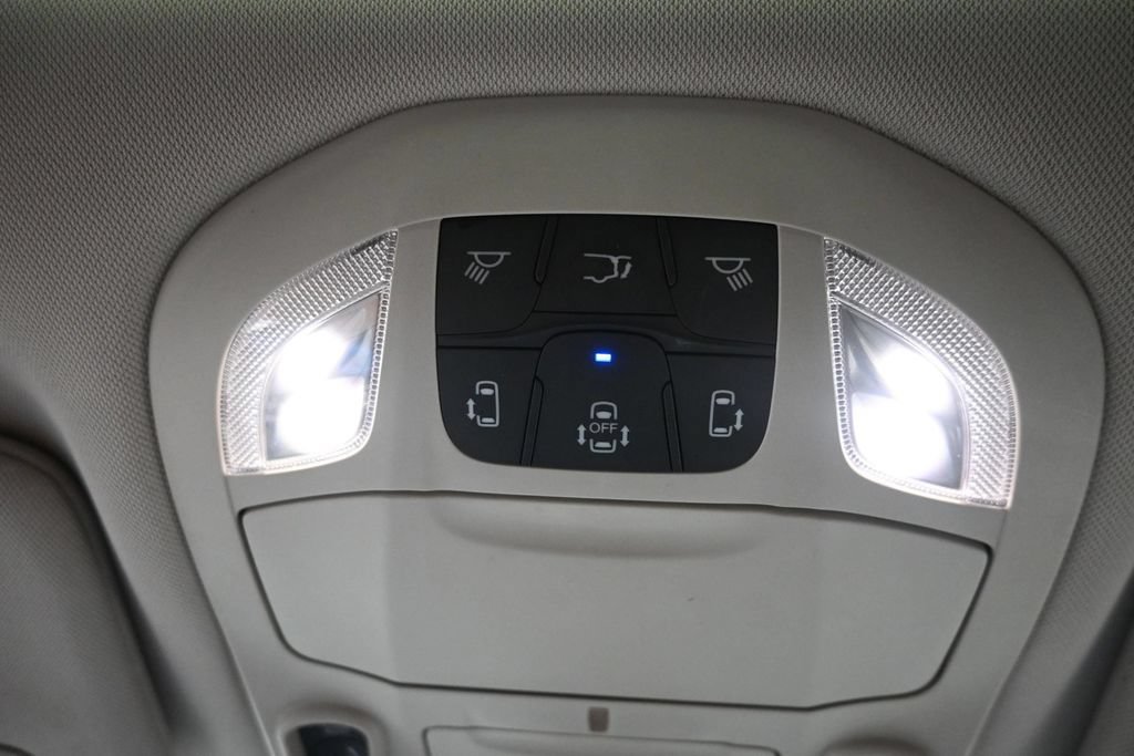 Used 2018 Chrysler Pacifica Limited FWD image 23