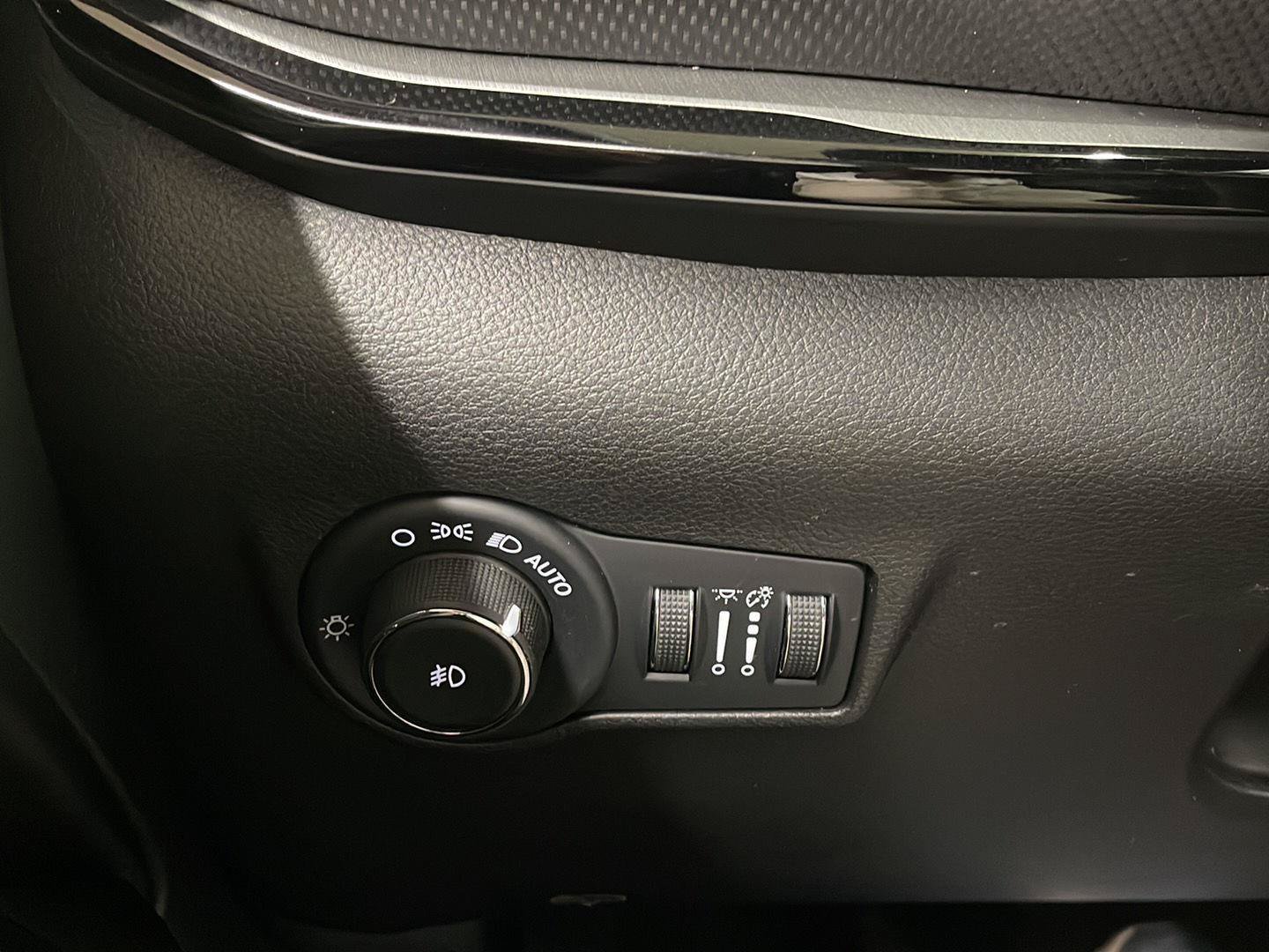 Used 2025 Jeep Compass Trailhawk AWD/4WD image 12