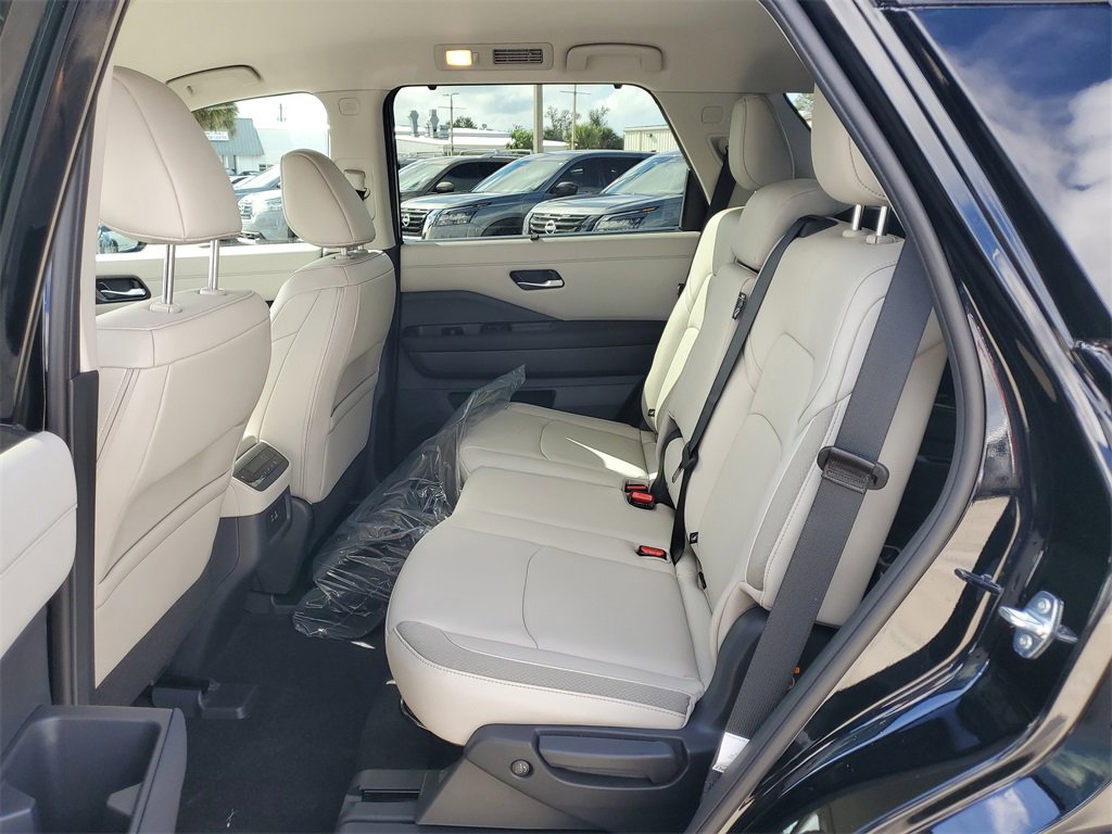 New 2025 Nissan Pathfinder SL image 6