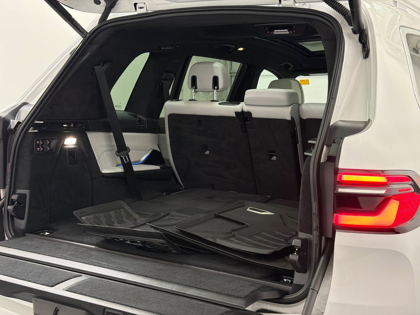 Used 2023 BMW X7 xDrive40i w/ Executive Package image 7