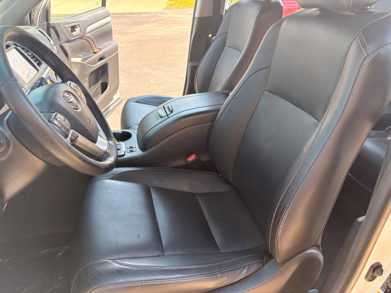 Used 2017 Toyota Highlander XLE AWD/4WD image 7