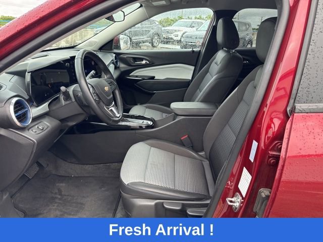 Used 2025 Chevrolet Trax LT w/ LT Convenience Package FWD image 2