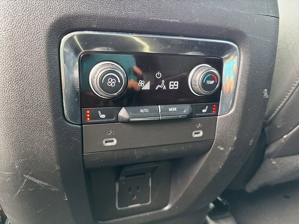 Used 2023 Chevrolet Suburban Premier image 36