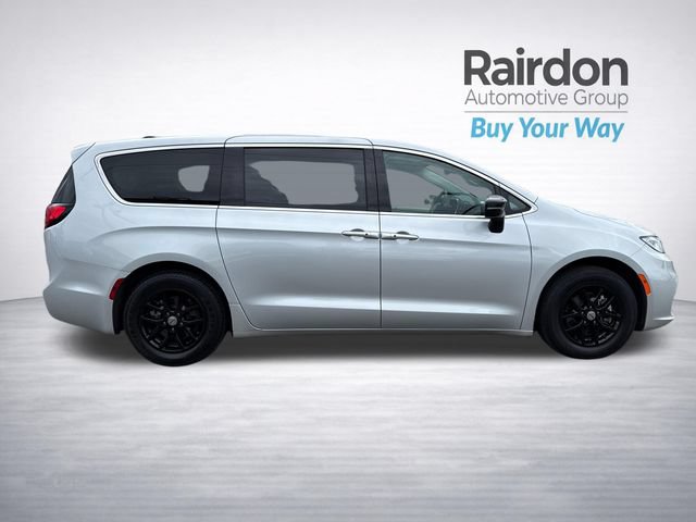 Used 2024 Chrysler Pacifica Touring-L FWD image 8