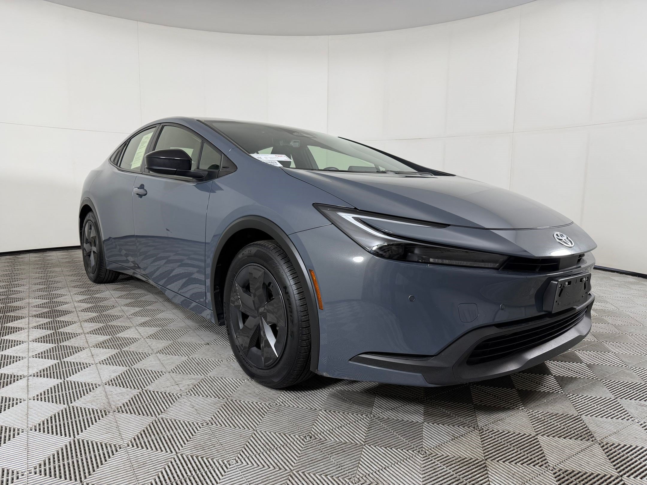Used 2025 Toyota Prius LE FWD image 7