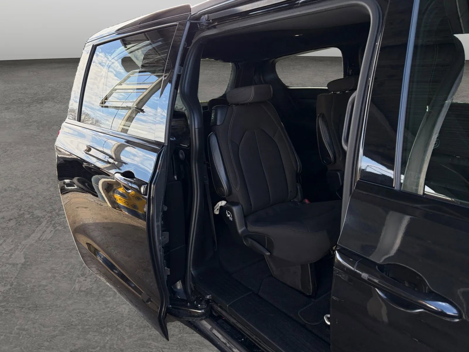 Used 2021 Chrysler Pacifica Touring w/ Cold Weather Group image 14