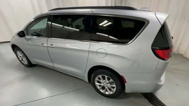 Used 2022 Chrysler Pacifica Touring-L image 6