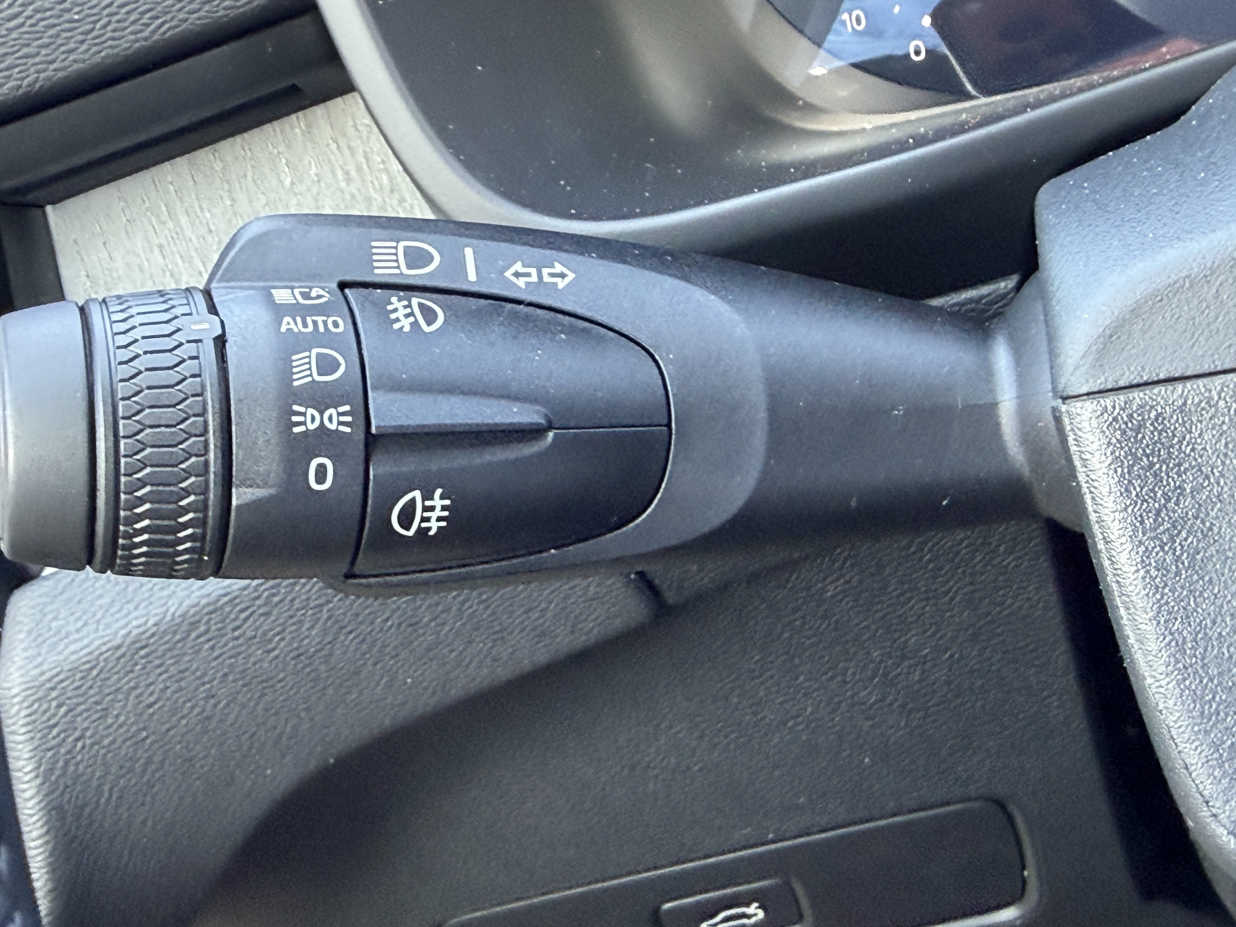 New 2026 Volvo XC40 B4 Core w/ Climate Package FWD image 27