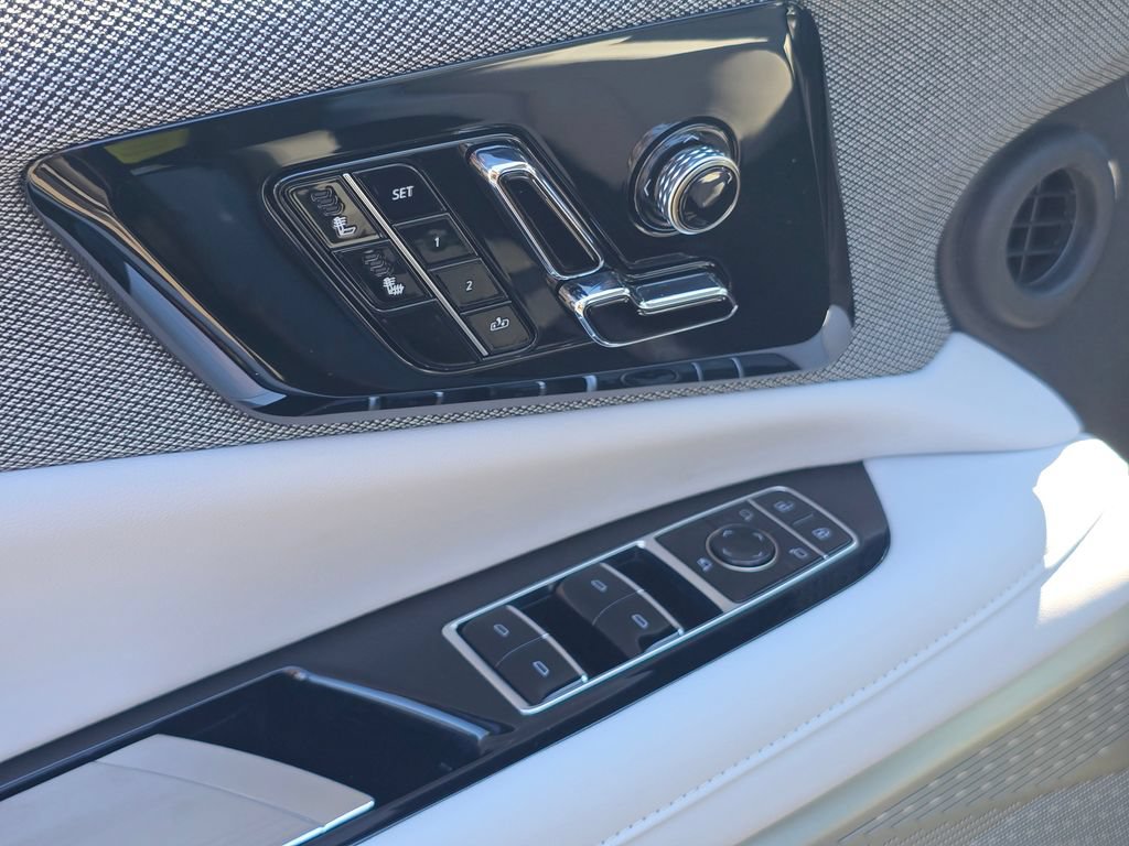 Used 2025 Cadillac Optiq Sport 1 w/ LPO, ONYX Package AWD/4WD image 24