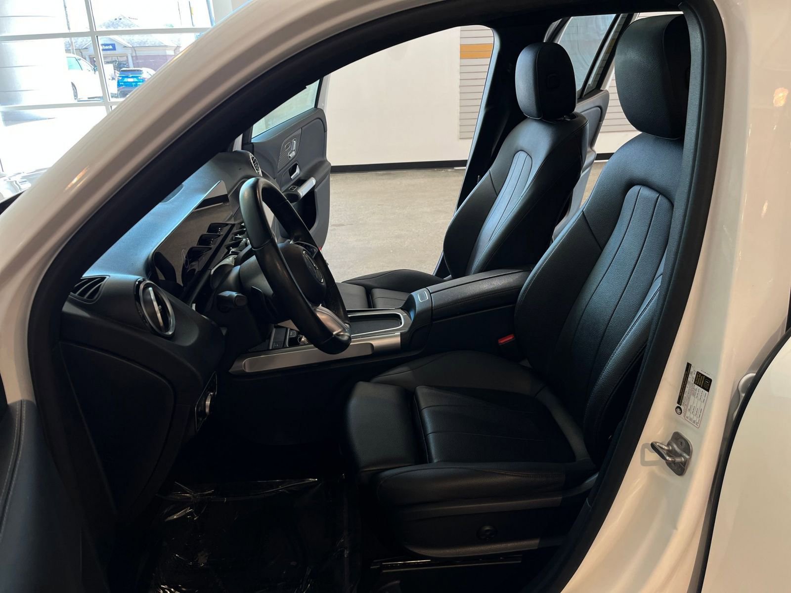 Used 2025 Mercedes-Benz GLB 250 4MATIC image 28