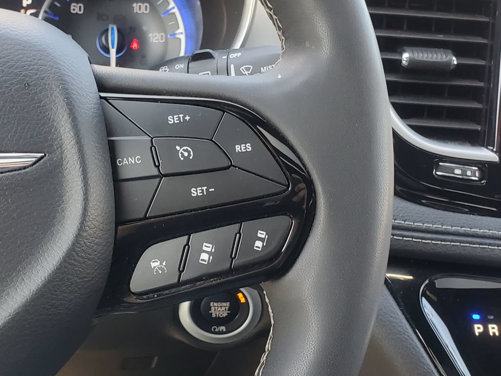 Used 2025 Chrysler Pacifica Limited FWD image 12