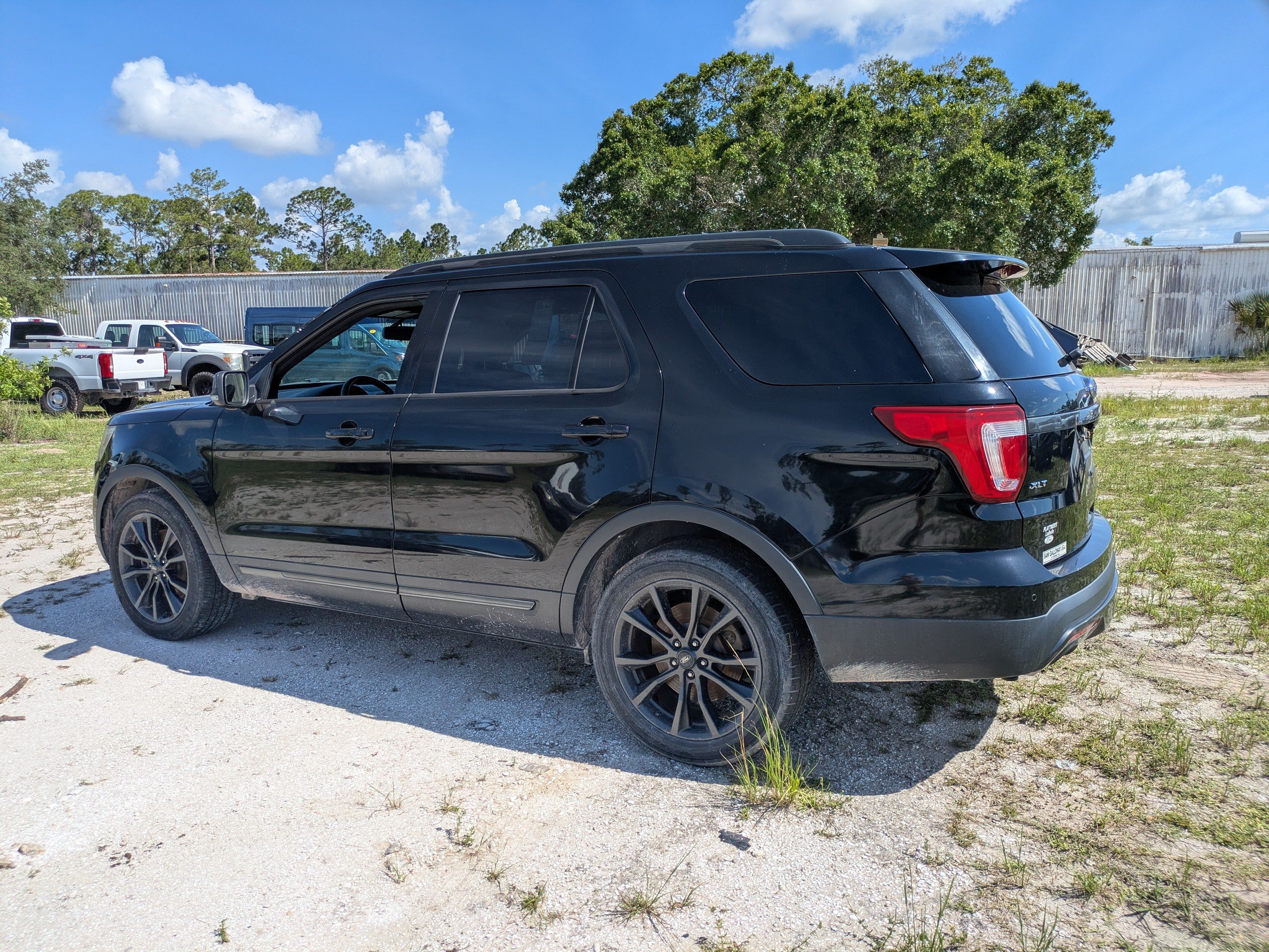 Used 2017 Ford Explorer XLT w/ Equipment Group 202A FWD image 6