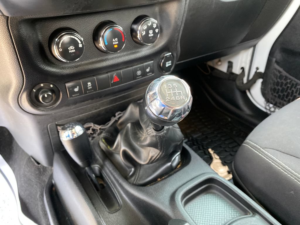 Used 2014 Jeep Wrangler Unlimited Rubicon w/ Connectivity Group AWD/4WD image 22