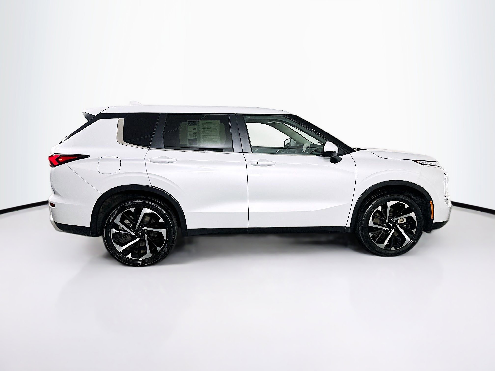 Used 2024 Mitsubishi Outlander SE image 10