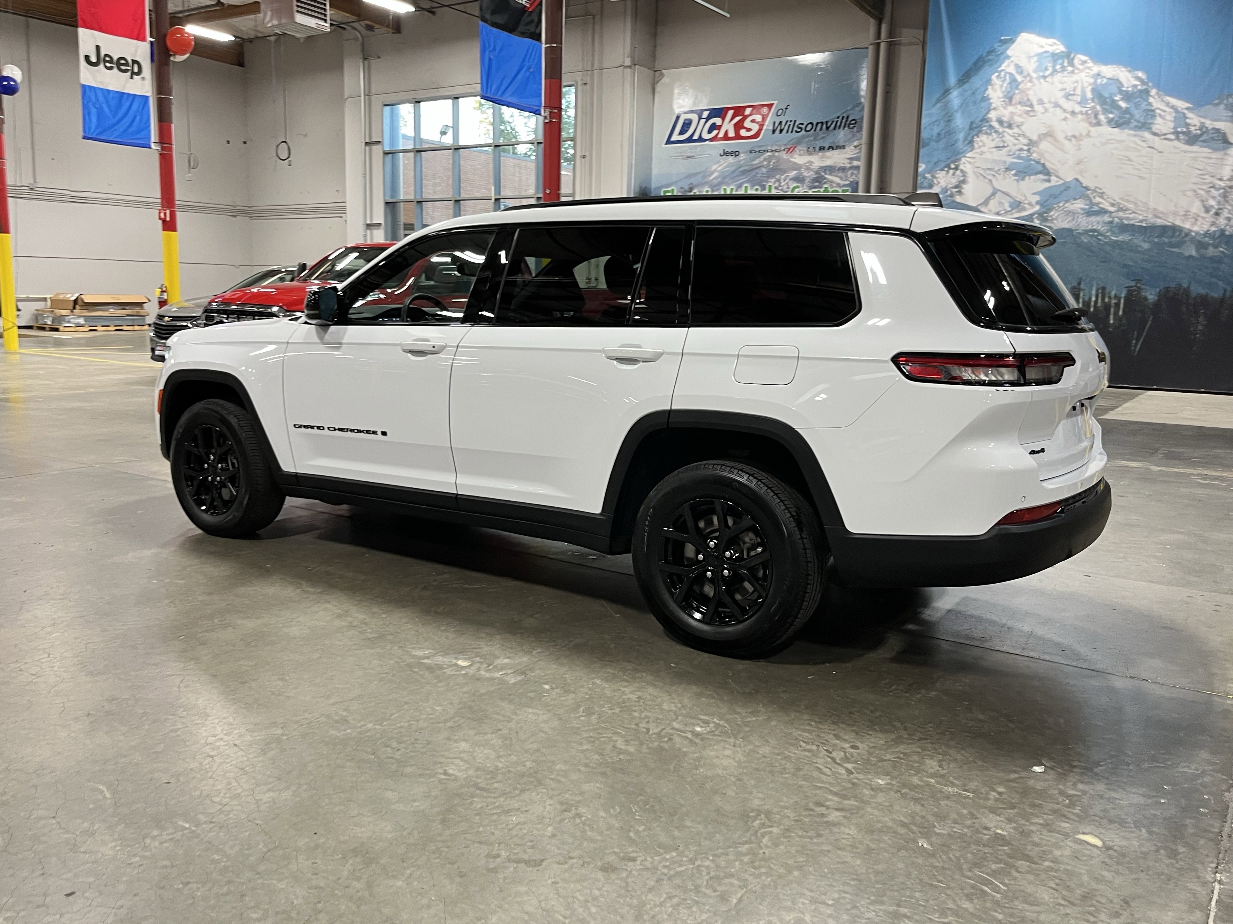 Used 2024 Jeep Grand Cherokee L Laredo image 3