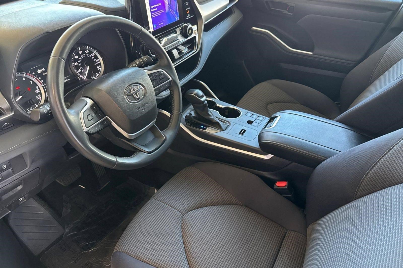Used 2025 Toyota Highlander LE FWD image 4