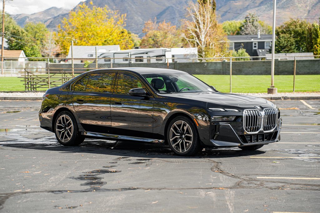 Used 2023 BMW 740i image 3