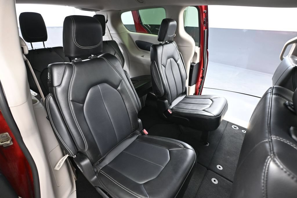 Used 2024 Chrysler Pacifica Touring-L FWD image 43