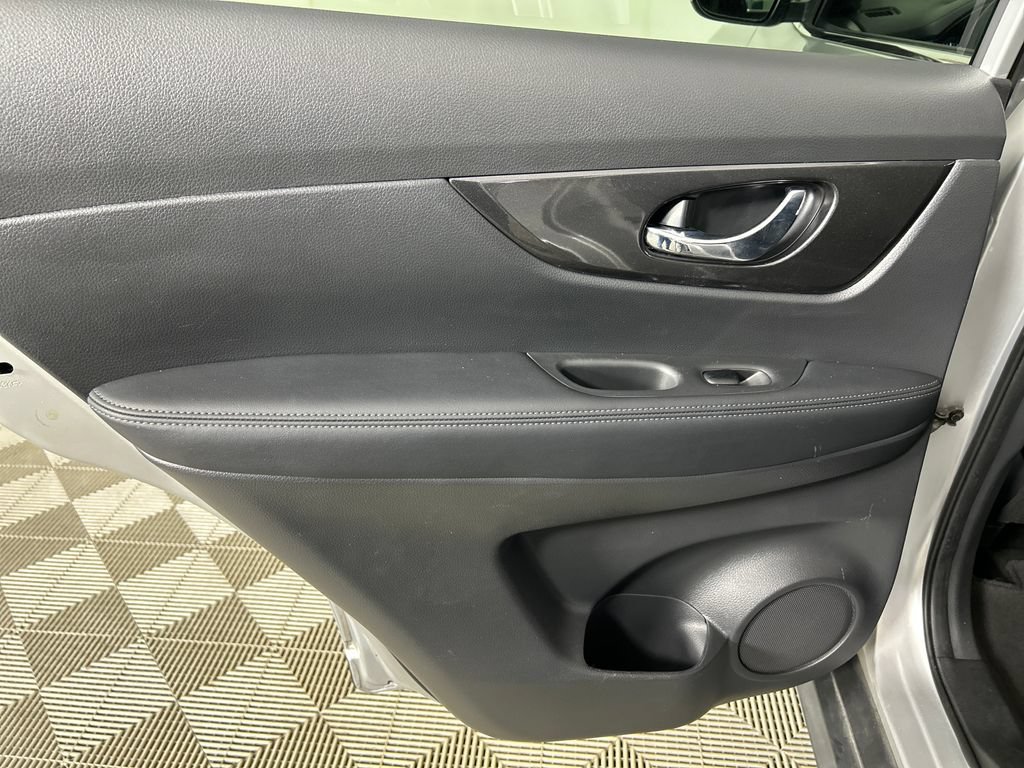 Used 2019 Nissan Rogue SV AWD/4WD image 17