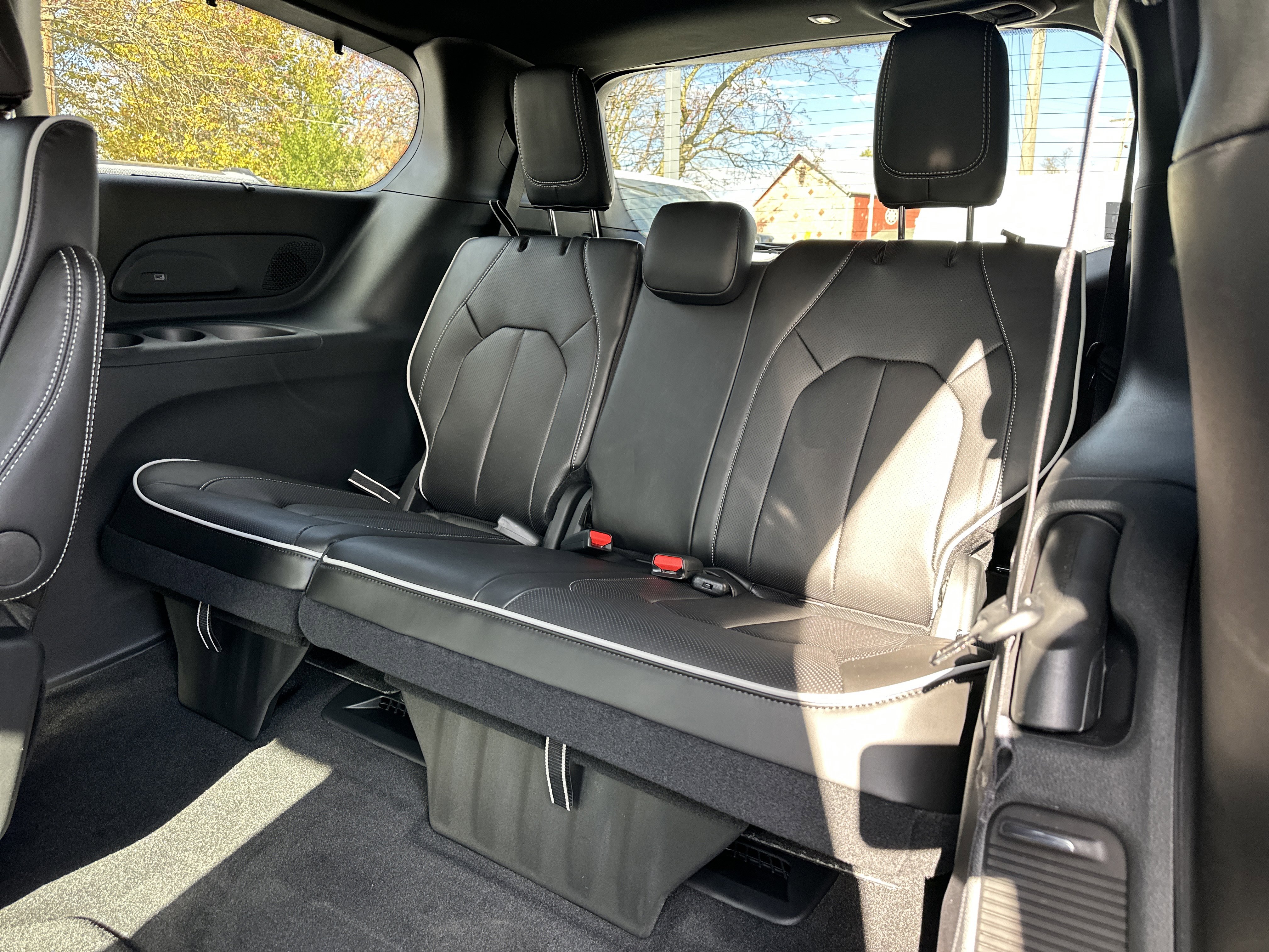 New 2026 Chrysler Pacifica Limited w/ Uconnect Theater Family Group image 30