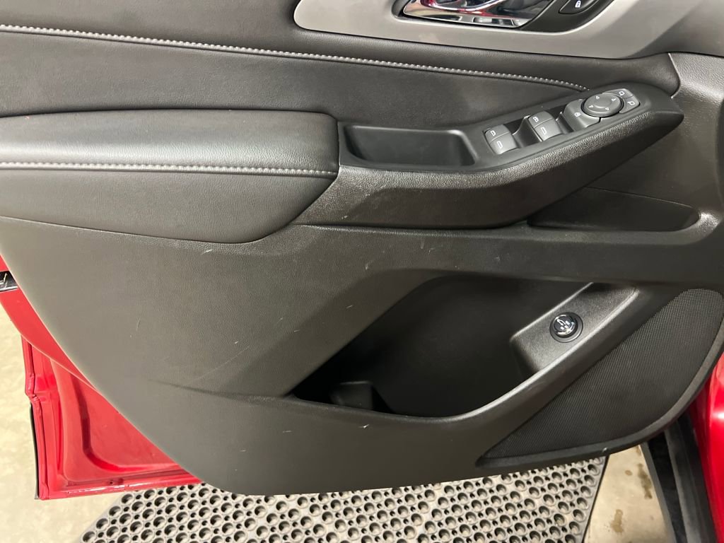 Used 2023 Chevrolet Traverse LT image 16