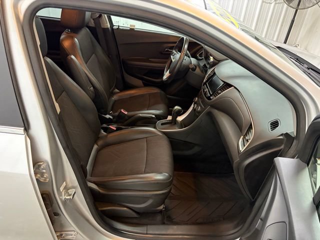 Used 2020 Chevrolet Trax LT w/ LT Convenience Package AWD/4WD image 21