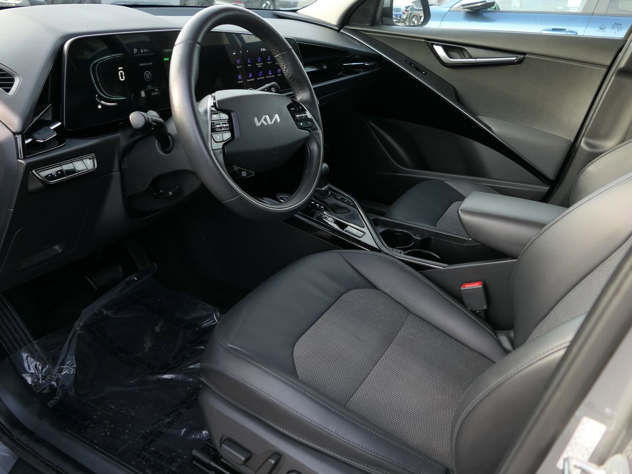 Used 2023 Kia Niro EX image 10