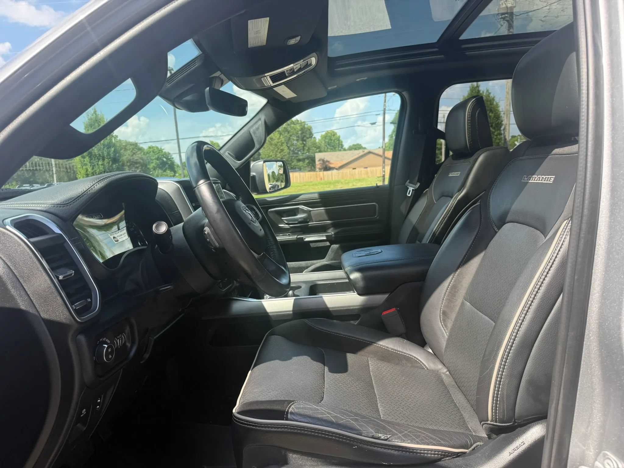 Used 2021 RAM 1500 Laramie w/ Sport Appearance Package AWD/4WD image 10
