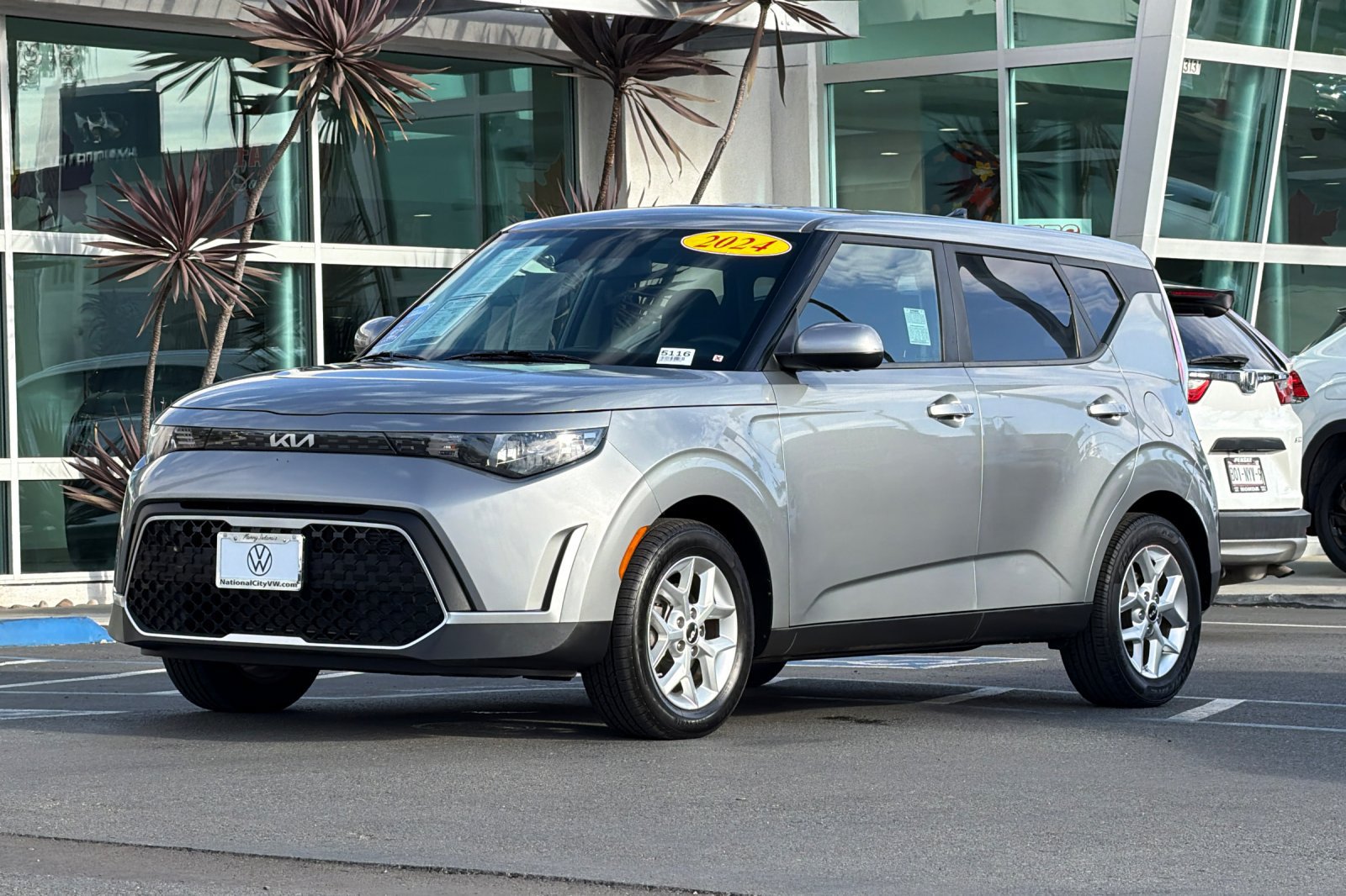Used 2024 Kia Soul LX w/ LX Technology Package FWD image 8