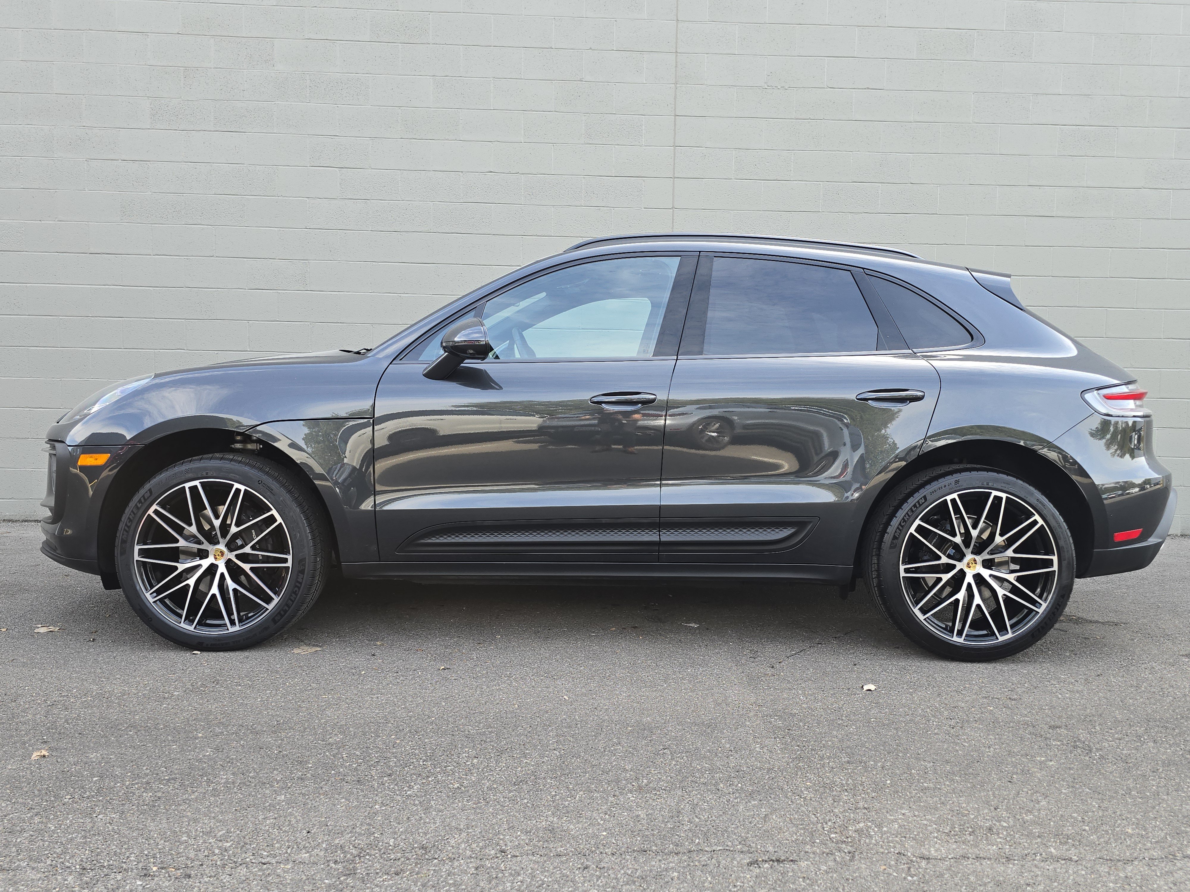 Certified 2025 Porsche Macan AWD/4WD image 2