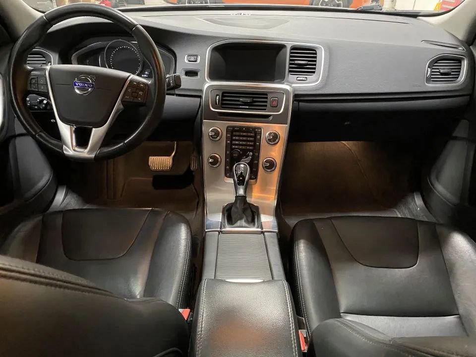 Used 2018 Volvo S60 T5 Inscription image 14