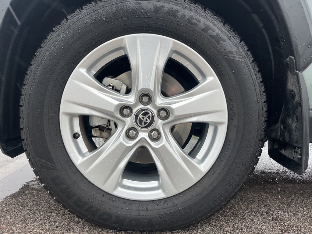 Used 2021 Toyota RAV4 XLE w/ Convenience Package image 12