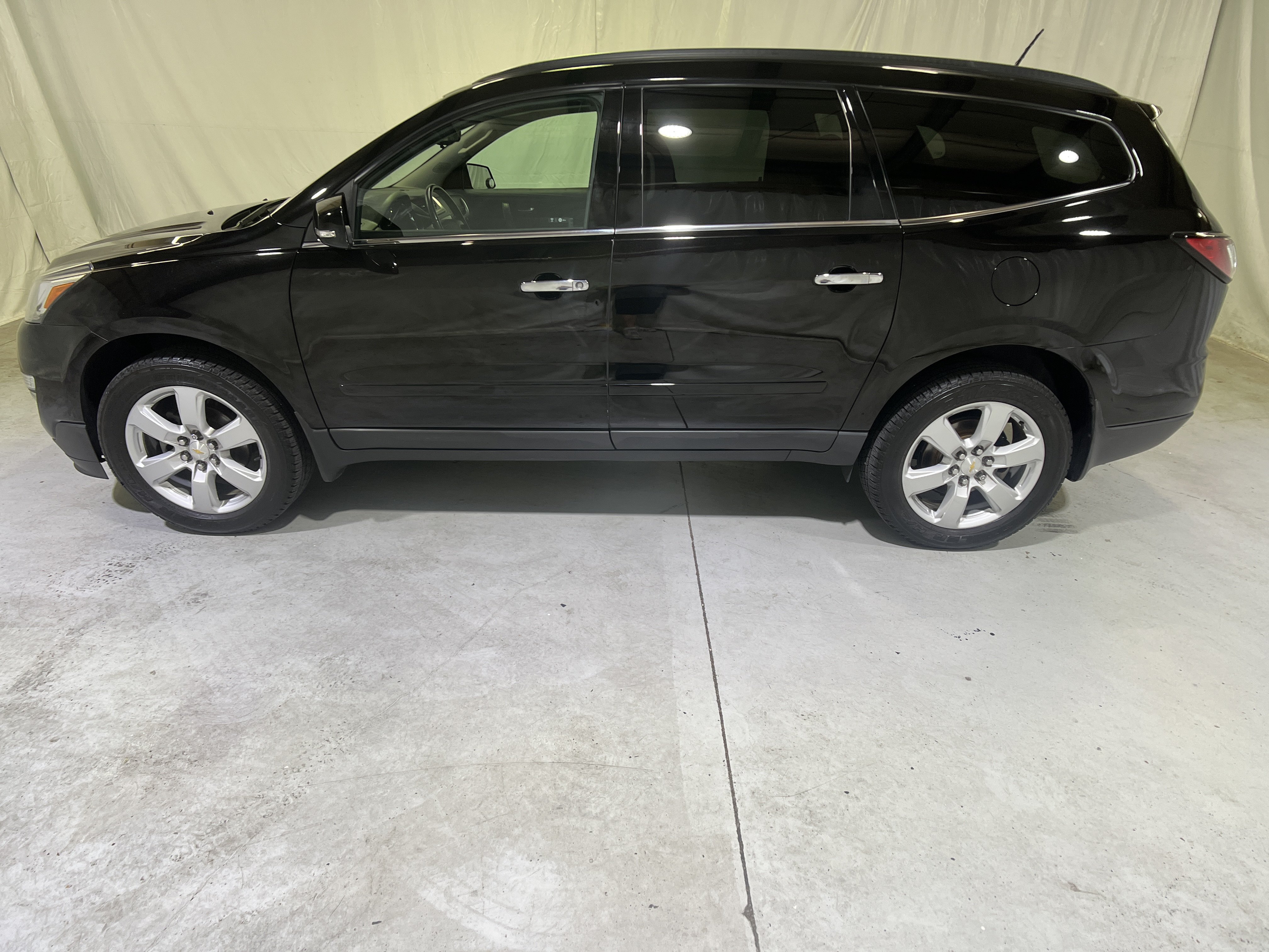 Used 2017 Chevrolet Traverse LT w/ Style and Technology Package FWD image 7