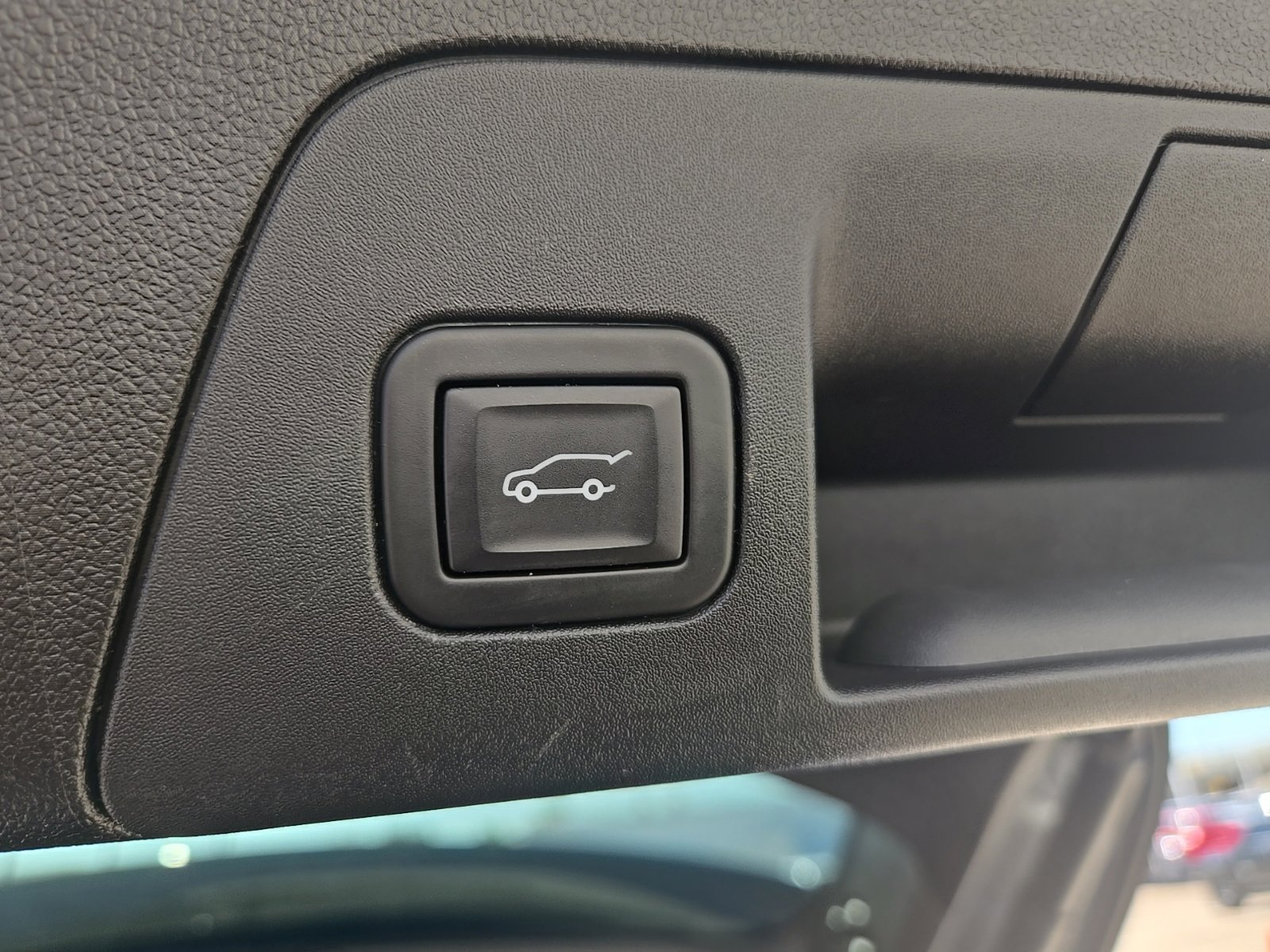 Used 2023 Buick Envision Essence w/ Technology Package I FWD image 9